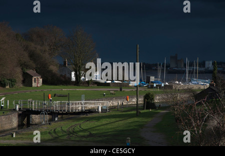 Rainclouds over Lydney Harbour nel tardo pomeriggio in inverno il sole Foto Stock