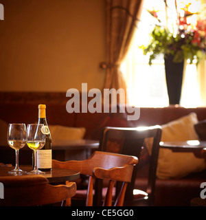 Vino e bicchieri su un tavolo in un pub / bar Foto Stock