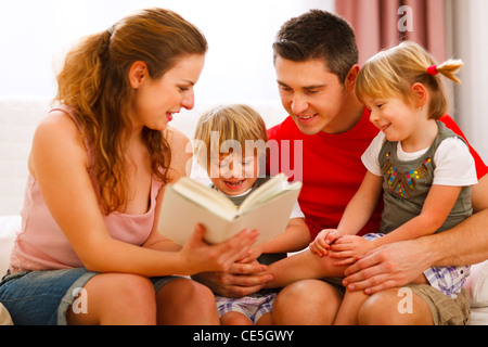 Famiglia di trascorrere del tempo insieme Foto Stock