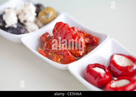 Mezze con olive e formaggio feta, peperoni ripieni e pomodori secchi Foto Stock