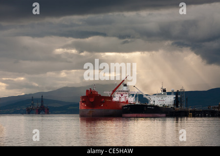 Le petroliere e meditabondo sky sul Cromarty Firth, Ross & Cromarty, Scozia Foto Stock