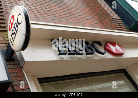 Circolare segno HSBC, Royal Avenue, Rosso , bianco logo aziendale, HSBC Lettering. Facciata color crema, rosso muro di mattoni Foto Stock