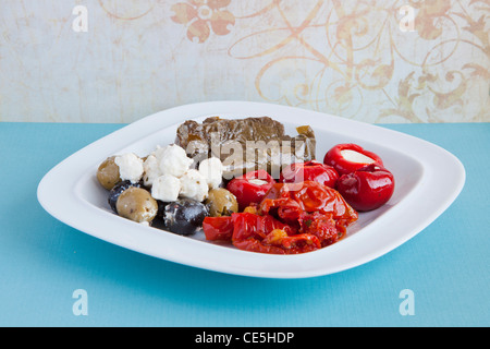 Mezze con olive e formaggio feta, le foglie di vite ripiene, peperoni ripieni e pomodori secchi Foto Stock