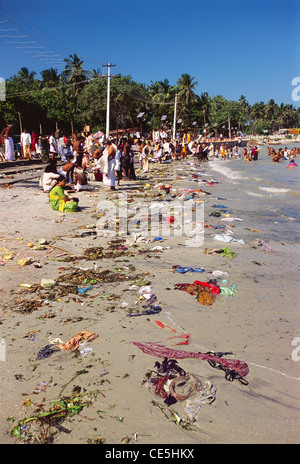 Garbage scartati vestiti in Agni Tirtha come parte dei rituali Rameswaram ; Tamil Nadu ; India Foto Stock
