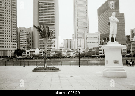 Coloniale britannici Sir Stamford Raffles statua nel quartiere centrale degli affari di Singapore in Estremo Oriente Asia sud-orientale. Storia dell'arte storico viaggio Foto Stock