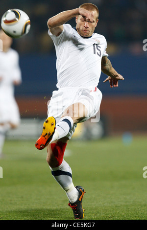 Jay demerito di gli Stati Uniti calci la palla durante la Coppa del Mondo FIFA 2010 round di 16 match contro il Ghana. Foto Stock