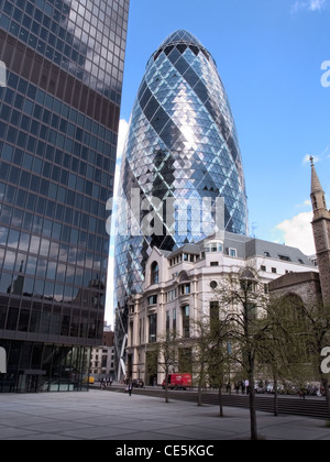 Vista di Londra il Gherkin incalza da vecchi e nuovi uffici Foto Stock