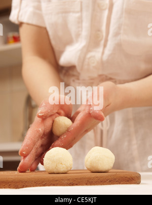 Cuoca preparare palline di formaggio per insalata Foto Stock