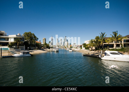 Luxury Waterfront case su un canale in Surfers Paradise, Queensland, Australia Foto Stock