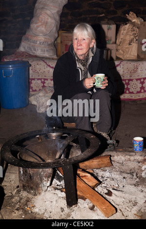 India, Arunachal Pradesh, Tawang, Thongmen Gompa, western tourist bere il tè da incendio in Monk's house Foto Stock