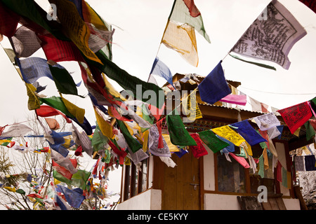 India, Arunachal Pradesh, Tawang, Thongmen Gompa, preghiera colorati bandiere che sventolano fuori stupa di legno Foto Stock