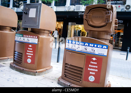 Spagna Espana Baleari Isole Baleari Maiorca Palma moderno marrone futuristico Rifiuti Rifiuti Rifiuti lo scomparto polvere bidoni street scene marciapiede Foto Stock