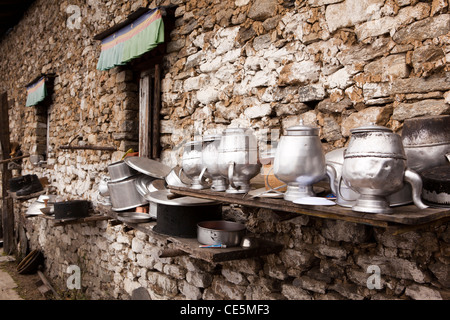 India, Arunachal Pradesh, Tawang, Thongmen Gompa, metallo pentole di cottura al di fuori di essiccazione del fratello alloggio Foto Stock