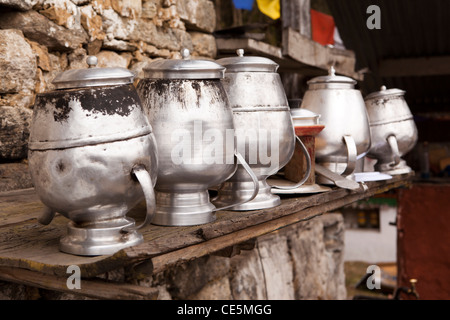 India, Arunachal Pradesh, Tawang, Thongmen Gompa, metallo pentole di cottura al di fuori di essiccazione del fratello alloggio Foto Stock