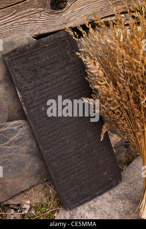 India, Arunachal Pradesh, Tawang, Thongmen Gompa, antiche in legno intagliato con pannello script tibetano Foto Stock