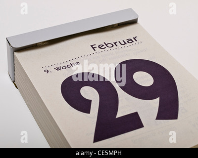 Ein Kalender zeigt den 29. Februar, Schalttag, un | un calendario mostra Febbraio 29th, giorno intercalare Foto Stock