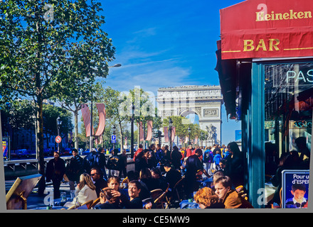 Cafe Terrace, Avenue des Champs-Elysées con Arco di Trionfo, Parigi, Francia, Europa Foto Stock