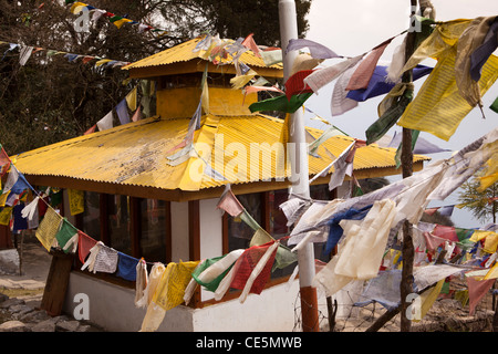 India, Arunachal Pradesh, Tawang, Thongmen Gompa, colorati bandiere di preghiera Foto Stock