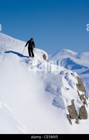 Sciatore in cima Glencoe ski resort in Glencoe Scozia in bianco brillante condizioni neve con sole caldissimo Foto Stock