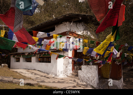 India, Arunachal Pradesh, Tawang, Thongmen Gompa, colorati bandiere di preghiera a poco frequentato monastero buddista Foto Stock