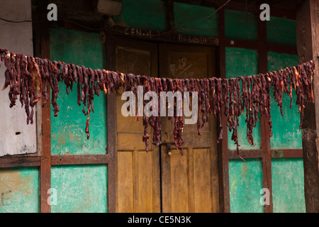 India, Arunachal Pradesh, Tawang, yak carne appesi per asciugare in aria al di fuori di casa Foto Stock