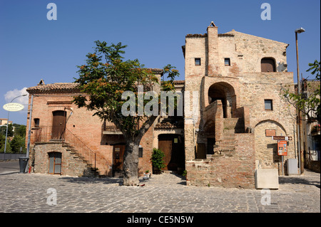 Italia, Basilicata, Aliano, Piazza Garibaldi, sulla destra la cosiddetta "casa con gli occhi" Foto Stock