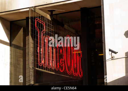 Tottenham Court Road West End neon rosso cartello luminoso a tempo uffici di pubblicità Foto Stock