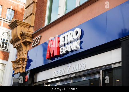 Tottenham Court Road , West End , Londra , filiale di di recente ha lanciato la Metro Bank aperto 7 giorni a settimana Foto Stock