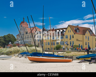 Vista dalla spiaggia al Baltic-Square con il Schwerin Court Hotel e Casa Vista Oceano, Kuehlungsborn Germania Foto Stock