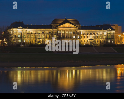 Vista sulla Elbe-River al ministero delle Finanze del Land di Sassonia, Dresda, Sassonia, Germania, Europa Foto Stock