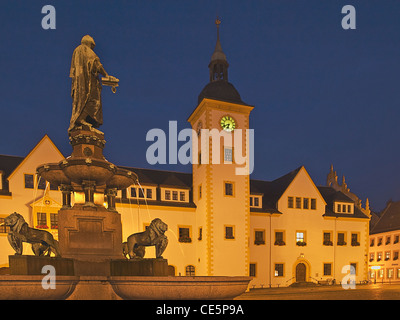 Il municipio e la fontana monumento della città fondatore margravio Ottone il ricco mercato superiore, Freiberg, in Sassonia, Germania, Europa Foto Stock