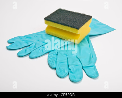 Ein Topfschwamm liegt auf Gummihandschuhen | una pentola una spugna su un paio di guanti di gomma Foto Stock