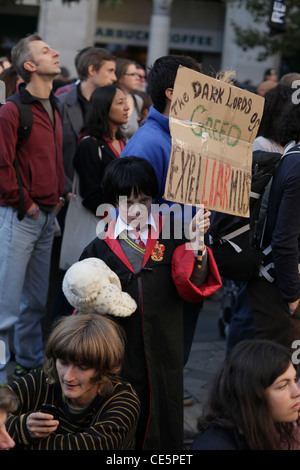 Occupare manifestanti raccogliere al di fuori di Saint Paul, Londra vicino al London Stock Exchange su 15 Ottobre 2011 Foto Stock