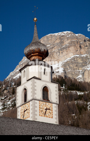 La Chiesa di fronte al massiccio del Sella, Corvara, Colfosco, Gader valley, Val Badia Alta Badia, Dolomiti, Alto Adige, Italia Foto Stock