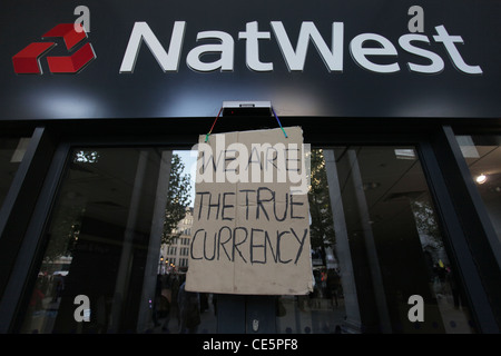 Occupare manifestanti raccogliere al di fuori di Saint Paul, Londra vicino al London Stock Exchange su 15 Ottobre 2011 Foto Stock