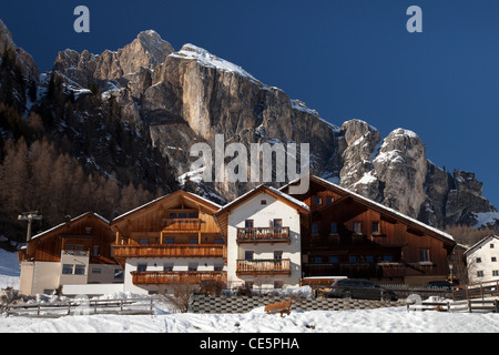 Le case di fronte al massiccio del Sella, Corvara, Colfosco, Gader valley, Val Badia Alta Badia, Dolomiti, Alto Adige, Italia Foto Stock