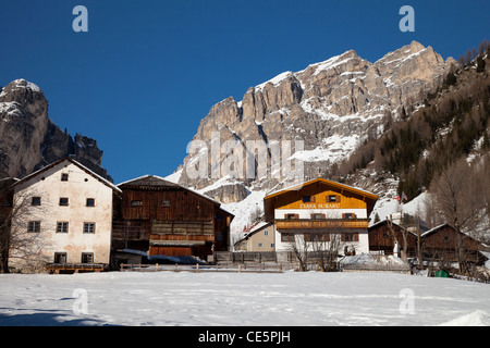 Le case di fronte al massiccio del Sella, Corvara, Colfosco, Gader valley, Val Badia Alta Badia, Dolomiti, Alto Adige, Italia Foto Stock