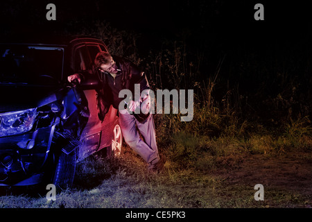 Uomo ubriaco in un incidente di automobile catturati dalla polizia dopo un colpo ed eseguire Foto Stock