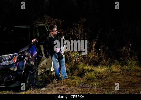 Uomo ubriaco in un incidente di automobile catturati dalla polizia dopo un colpo ed eseguire Foto Stock