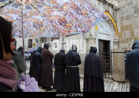 Settimanale processione francescana a V stazione della Via Crucis. Gerusalemme vecchia città. Israele Foto Stock