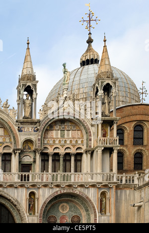 La cupola e le torrette del la Basilica di San Marco (Cattedrale Patriarcale di San Marco), Venezia, Italia Foto Stock