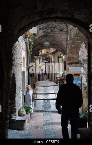 Vicolo nel villaggio di Dolceacqua. Liguria. Italia Foto Stock