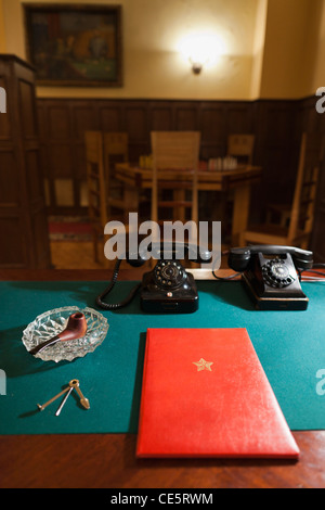 La Russia, Mosca, Izmailovo-zona, Stalins Bunker, precedentemente noto come top secret bunker di WW2 leader sovietico, scrivania di Joseph Stalin Foto Stock