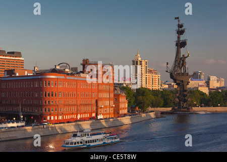 La Russia, Mosca, Zamoskvorechiye-zona, Ottobre rosso la fabbrica di cioccolato e con il Museo Monumento a Pietro il Grande, tramonto Foto Stock