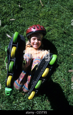 Ragazza giovane la caduta dai pattini. Foto Stock