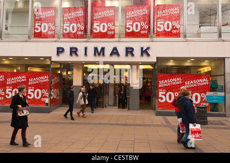 Il Primark Shop Negozio con vendita su in Norwich , Norfolk , Inghilterra , Inghilterra , Regno Unito Foto Stock