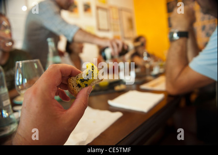 Degustazione dell'olio di oliva presso il frantoio della coppia Franco Boeri Roi e sua moglie Scarlett. Badalucco. Liguria. L'Italia. Foto Stock