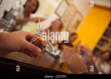 Degustazione dell'olio di oliva presso il frantoio della coppia Franco Boeri Roi e sua moglie Scarlett. Badalucco. Liguria. L'Italia. Foto Stock