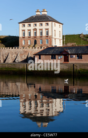 Eyemouth Harbour in Scottish Borders, con Gunsgreen casa sullo sfondo. Foto Stock