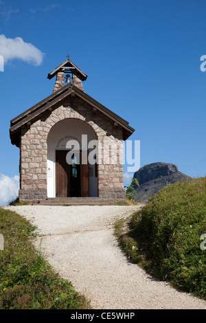 La piccola cappella al Passo Pordoi nelle Alpi Dolomitiche, Italia, Europa. Foto Stock